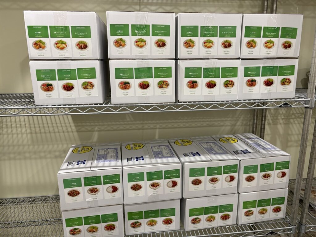 出荷を待つベジ惣菜の箱