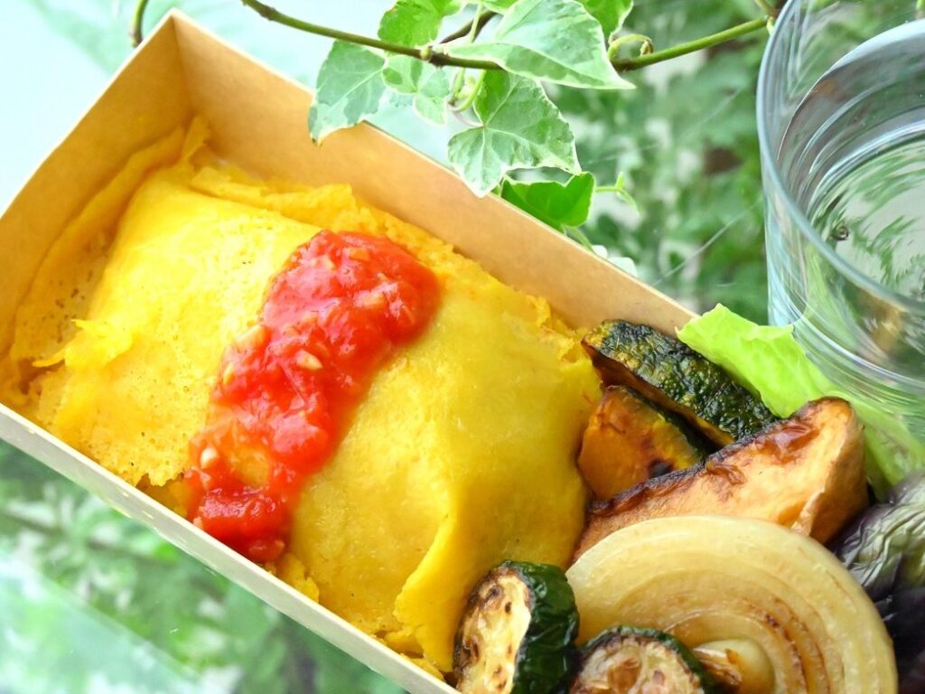 焼き野菜を添えたオムライス弁当